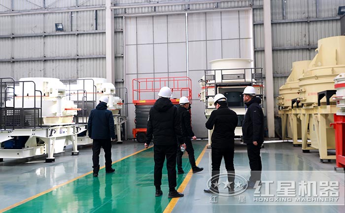 用户考察新型制砂机厂区 用户考察新型制砂机厂区